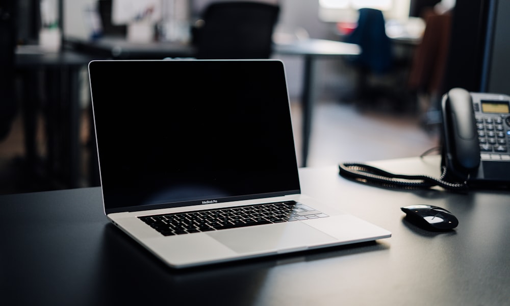 一个人正在用手机扫描电脑屏幕上显示的WhatsApp网页版二维码进行登录